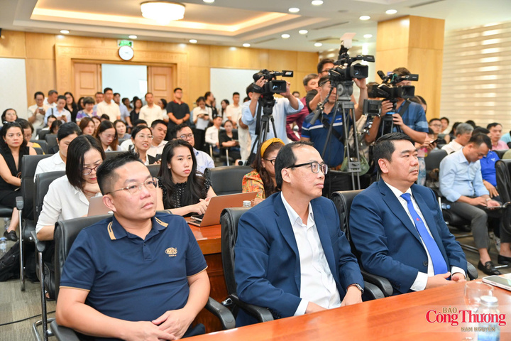 Đông đảo doanh nghiệp có sản phẩm đạt Thương hiệu quốc gia Việt Nam năm 2026 và cơ quan truyền thông tham dự sự kiện.