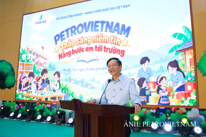 Đồng chí Trần Quang Dũng, Phó Bí thư Thường trực Đảng ủy Petrovietnam chia sẻ với thầy và trò trường Petrovietnam – Phong Thổ.