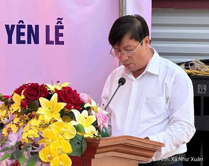 Ông Lê Văn Long - Giám đốc Ban Quản lý dự án đầu tư xây dựng xã Như Xuân báo cáo quá trình chuẩn bị, quy mô, nguồn vốn và tiến độ thực hiện dự án.