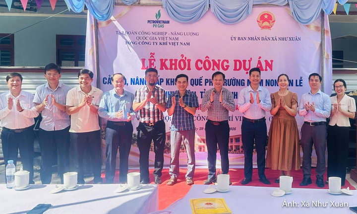Các đại biểu chụp ảnh lưu niệm tại buổi lễ.