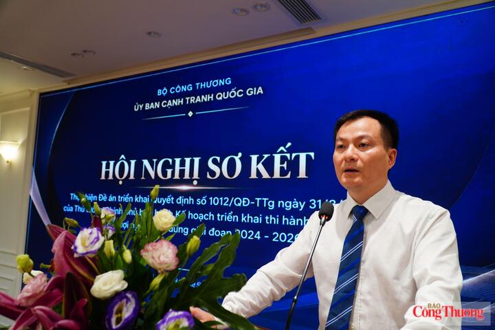 Ông Phan Thế Thắng, Phó Trưởng phòng Ban Bảo vệ người tiêu dùng, Ủy ban Cạnh tranh Quốc gia phát biểu khai mạc hội nghị. Ảnh: Minh Đức