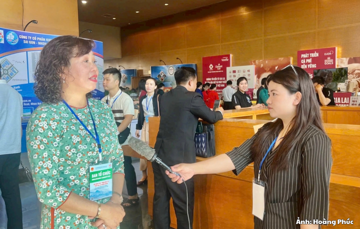 Tác giả phỏng vấn bà Nguyễn Thị Bích Thu - Giám đốc Trung tâm Khuyến công và Xúc tiến thương mại Gia Lai trong khuôn khổ Hội nghị Xúc tiến đầu tư tỉnh Gia Lai năm 2026.