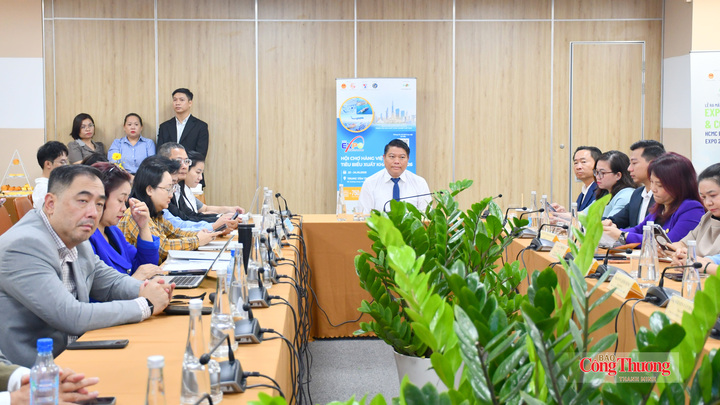 Đại biểu tham dự họp báo.