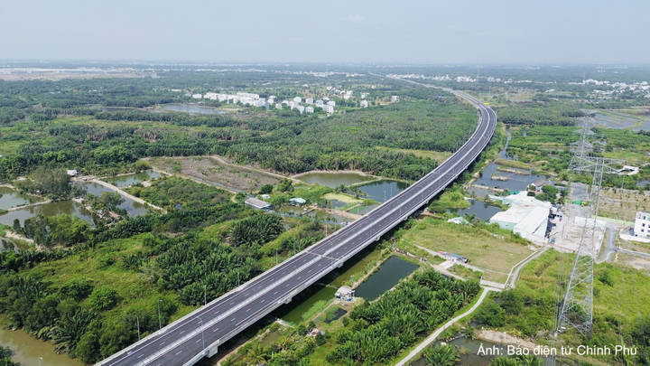 Sau hơn 12 năm triển khai, cao tốc Bến Lức - Long Thành dài 57,8 km dự kiến được thông xe toàn tuyến trong đêm 30/9.