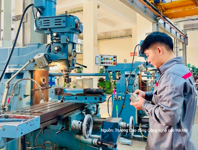Người lao động có thể tham gia lớp học tại doanh nghiệp. Ảnh minh họa