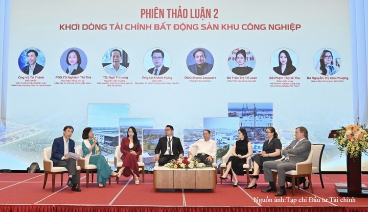 Các đại biểu tham gia các phiên thảo luận.