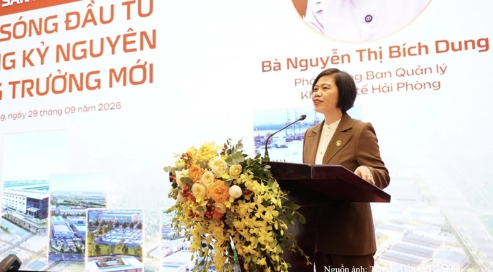 Bà Nguyễn Thị Bích Dung, Phó Trưởng Ban Quản lý Khu kinh tế Hải Phòng thông tin đến các đại biểu về các khu kinh tế của Hải Phòng tiềm năng thu hút các doanh nghiệp trong và ngoài nước.