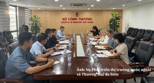 Toàn cảnh buổi làm việc giữa Thứ trưởng Trương Thanh Hoài với bà Lina Gandløse Hansen, Đại sứ Đan Mạch tại Việt Nam.