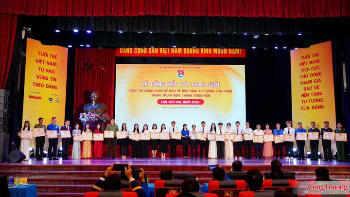 Ban tổ chức trao giải cho các tác phẩm đạt giải C.