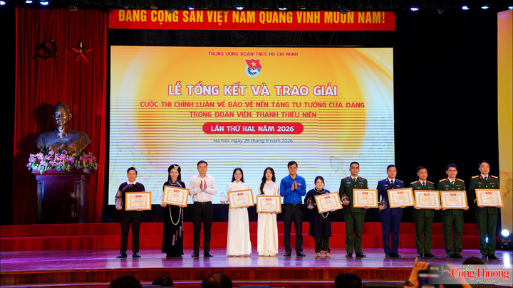 Ban Tổ chức trao giải cho các tác giả đoạt giải A.