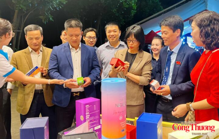 Lãnh đạo tỉnh Gia Lai và Sở Công Thương Gia Lai tham quan các sản phẩm OCOP trong một sự kiện triển lãm tại địa phương.