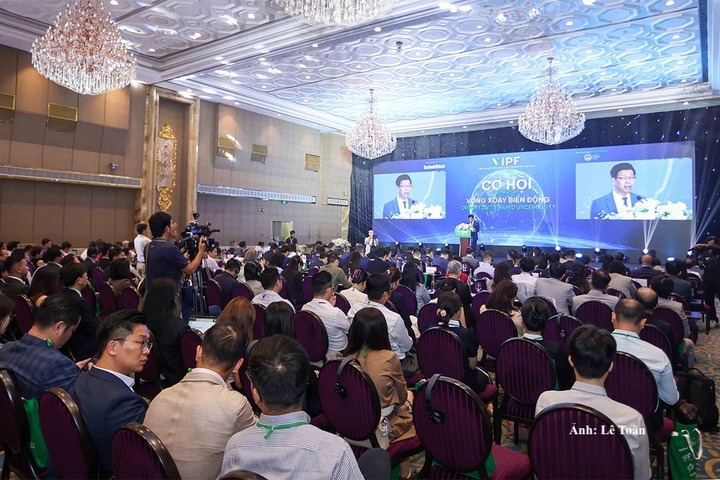 Quang cảnh diễn đàn.
