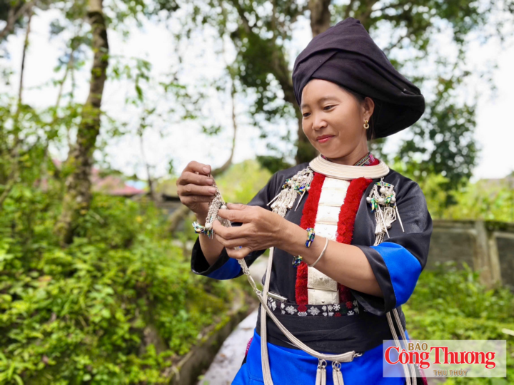 Trang sức bạc là phần không thể thiếu trong trang phục truyền thống của người Dao Khâu ở Sìn Hồ.