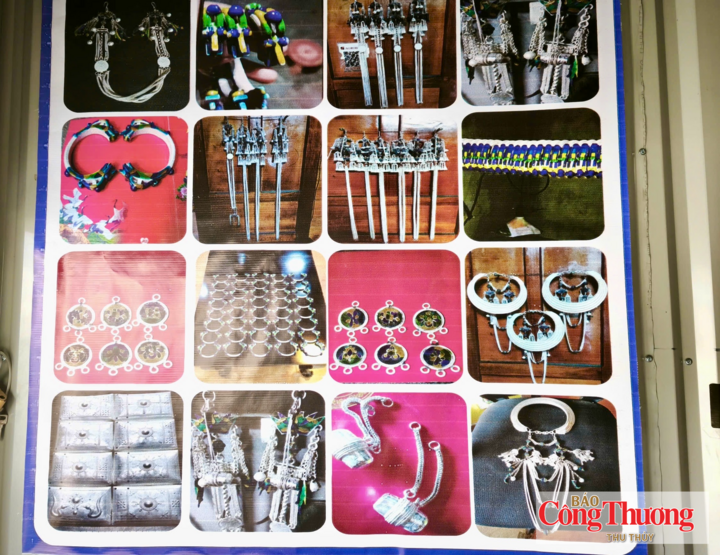 Nhiều sản phẩm phong phú từ bạc của ông Chẻo A Sử được người dân trong bản và du khách ưa thích, tin tưởng đặt mua.
