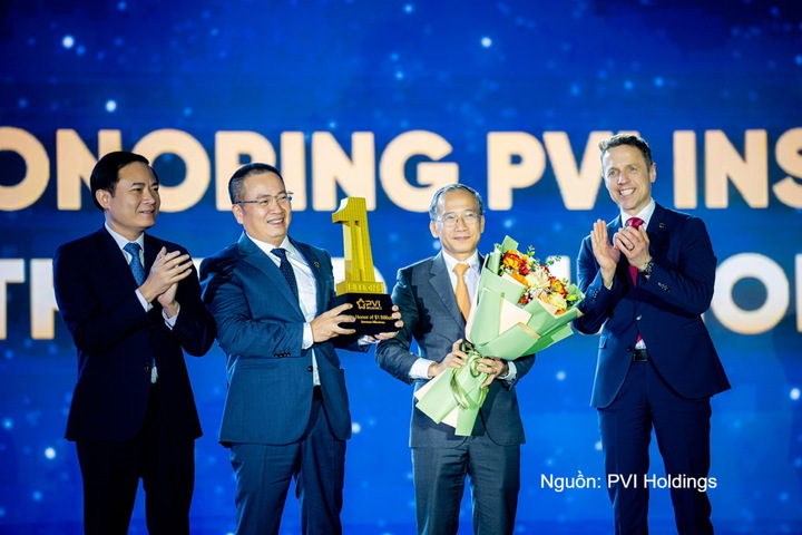 Ông Dương Thanh Danh Francois - Phó Chủ tịch thường trực HĐQT PVI và ông Phạm Anh Đức - Tổng Giám đốc Tổng công ty Bảo hiểm PVI nhận hoa chúc mừng từ đại diện các cổ đông lớn PetroVietnam và HDI Global SE.