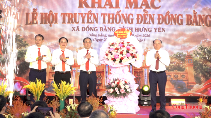 Phó Chủ tịch HĐND tỉnh Hưng Yên Đặng Thanh Giang tặng hoa chúc mừng ban tổ chức lễ hội. Ảnh: Đình Trọng