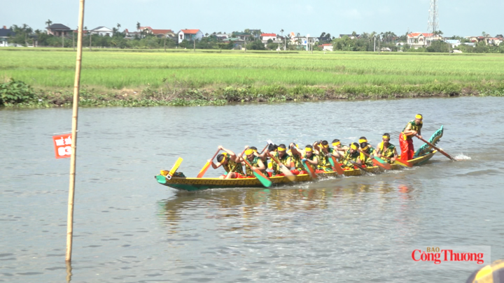 Sau phần lễ là phần hội với nhiều trò chơi dân gian hấp dẫn như bơi trải, dấu vật, kéo co... Ảnh: Đình Trọng