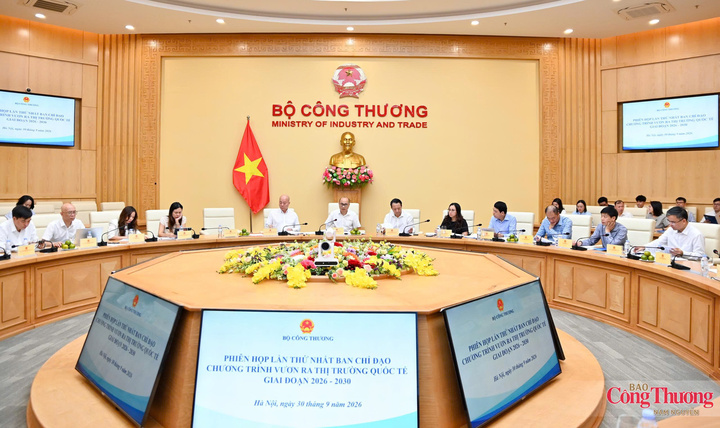Toàn cảnh phiên họp lần thứ nhất Ban Chỉ đạo Chương trình vươn ra thị trường quốc tế giai đoạn 2026 - 2030.