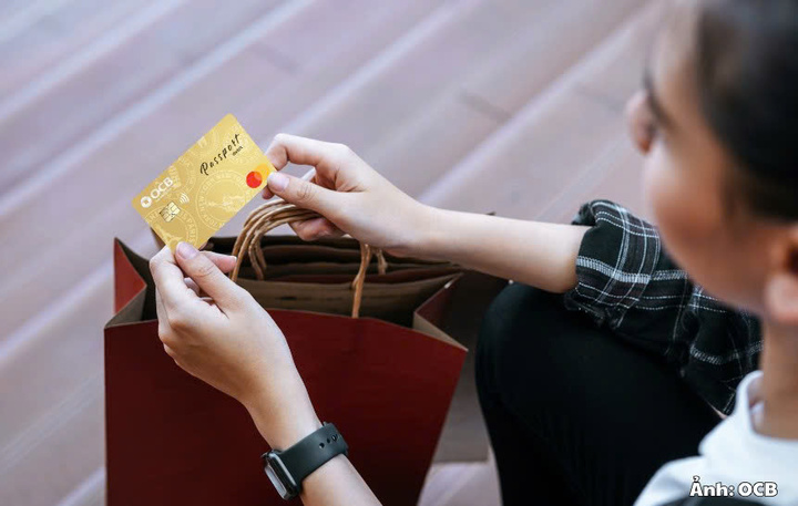 Quản lý dòng tiền chủ động cùng thẻ ghi nợ OCB Mastercard Passport Debit.