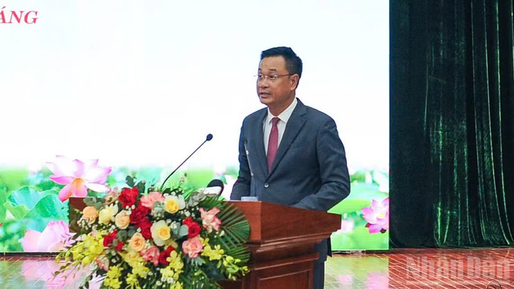 Đồng chí Lê Ngọc Quang, Ủy viên Trung ương Đảng, Bí thư Thành ủy, Trưởng Đoàn đại biểu Quốc hội thành phố Đà Nẵng phát biểu tại hội thảo. (Ảnh: Công Vinh)