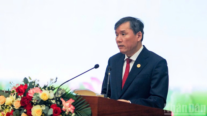 Đồng chí Lê Văn Lợi, Ủy viên Trung ương Đảng, Chủ tịch Viện Hàn lâm Khoa học xã hội Việt Nam phát biểu tại hội thảo. (Ảnh: Công Vinh)