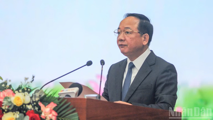Các đồng chí lãnh đạo ký lưu niệm Bộ tem bưu chính kỷ niệm 150 năm ngày sinh cụ Huỳnh Thúc Kháng. (Ảnh: Công Vinh)