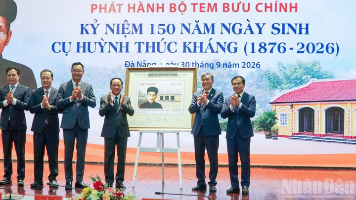 Các đại biểu thực hiện lễ phát hành Bộ tem bưu chính kỷ niệm 150 năm ngày sinh cụ Huỳnh Thúc Kháng. (Ảnh: Công Vinh)