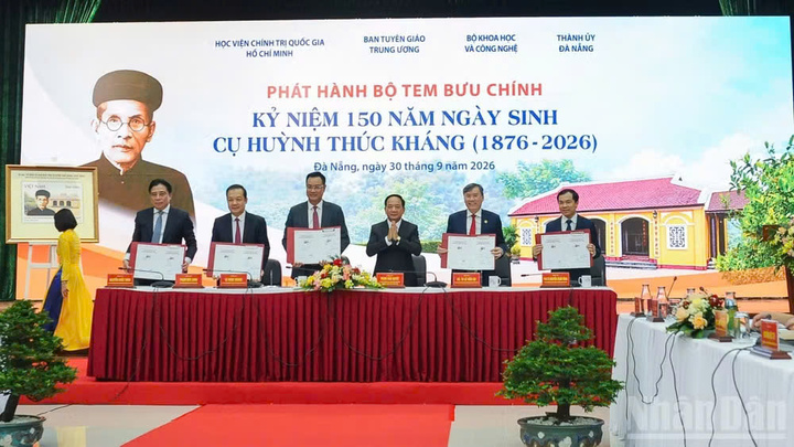 Đồng chí Trịnh Văn Quyết, Ủy viên Bộ Chính trị, Bí thư Trung ương Đảng, Trưởng Ban Tuyên giáo Trung ương (thứ ba từ phải qua) và các đồng chí dự hội thảo thực hiện nghi thức phát hành Bộ tem bưu chính kỷ niệm 150 năm ngày sinh cụ Huỳnh Thúc Kháng (1/10/1876-1/10/2026). (Ảnh: Công Vinh)