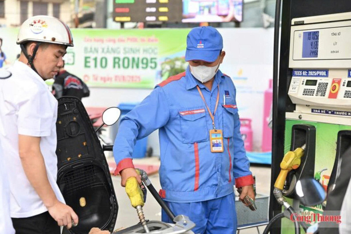 Chính phủ ban hành Nghị quyết số 43/2026/NQ-CP về việc kéo dài thời hạn áp dụng thuế nhập khẩu ưu đãi, thuế bảo vệ môi trường, thuế giá trị gia tăng đối với mặt hàng xăng, dầu, nguyên liệu sản xuất xăng, dầu và nhiên liệu bay. Ảnh: Nam Nguyễn