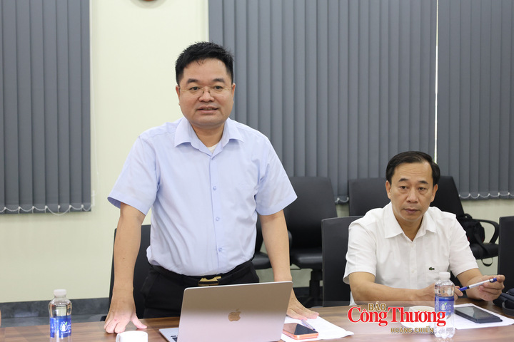Tổng Biên tập Báo Công Thương Nguyễn Văn Minh - Phó Trưởng Ban Tổ chức, Phó Chủ tịch Hội đồng xét tặng Giải thưởng Công nghiệp, Thương mại, Dịch vụ Việt Nam 2026 phát biểu tại buổi làm việc.