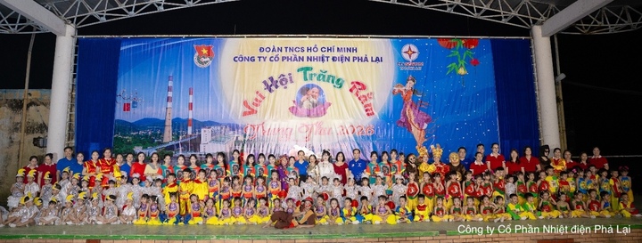 Các cháu thiếu nhi cùng thầy cô giáo và Đoàn Thanh niên PPC tại “Đêm hội Trăng rằm” năm 2026.