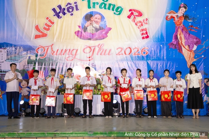 Lãnh đạo PPC trao tặng quà cho các em học sinh có hoàn cảnh khó khăn.