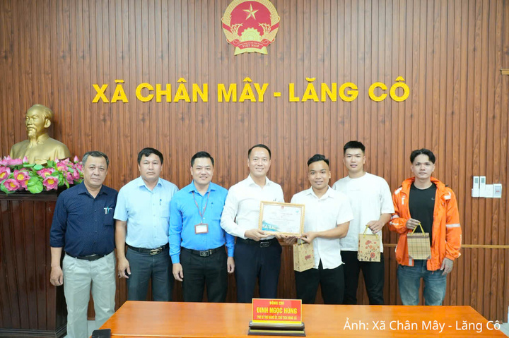 Ông Đinh Ngọc Hùng - Chủ tịch UBND xã Chân Mây – Lăng Cô đã gặp mặt, biểu dương và trao Giấy chứng nhận ghi nhận hành động tử tế cho nhóm “Sạch đường Sạch làng”.