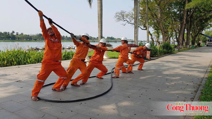 Anh Võ Ba Huy (thứ 3 từ trái sang) cùng đồng nghiệp thực hiện kéo dây điện khu vực sông Hương.