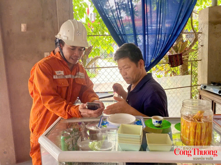 Anh Võ Bá Huy tuyên truyền an toàn, tiết kiệm điện đến với người dân.