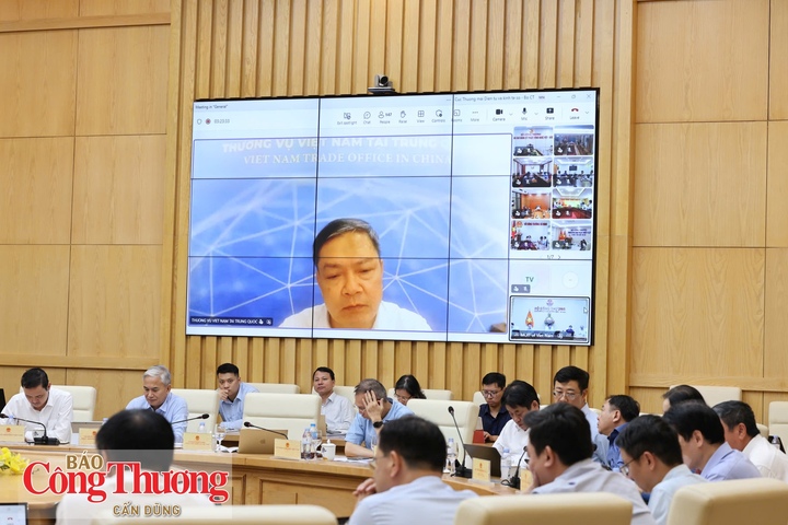Ông Nông Đức Lai, Tham tán Thương mại Việt Nam tại Trung Quốc tham dự trực tuyến.