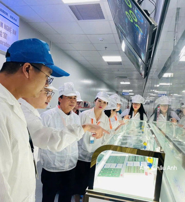 Ông Phạm Văn Hóa (thứ 3 từ trái qua), Giám đốc Sở Công Thương Nghệ An dẫn đầu đoàn công tác làm việc với Luxshare ICT về tình hình xuất khẩu, xuất xứ hàng hóa.