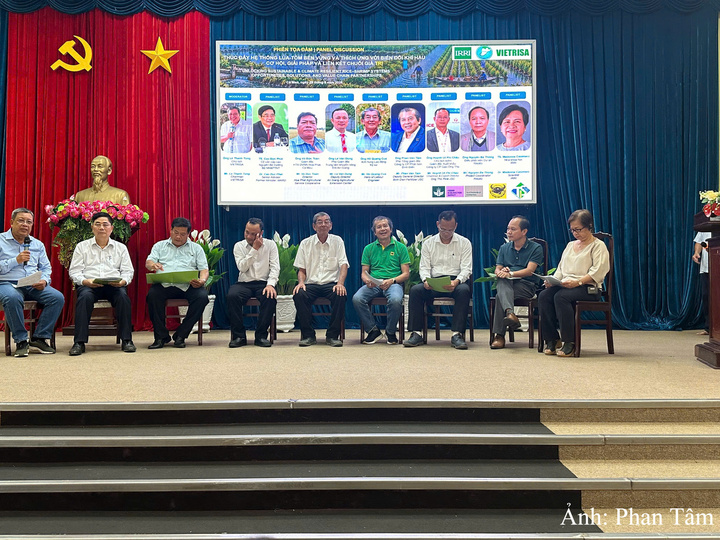 Ông Phan Văn Tâm - Phó Tổng giám đốc Công ty CP Phân bón Bình Điền (thứ 4 từ phải sang) tham gia Tọa đàm và chia sẻ về định hướng quản lý dinh dưỡng và chăm sóc sức khỏe nền đất bền vững cho mô hình lúa - tôm.