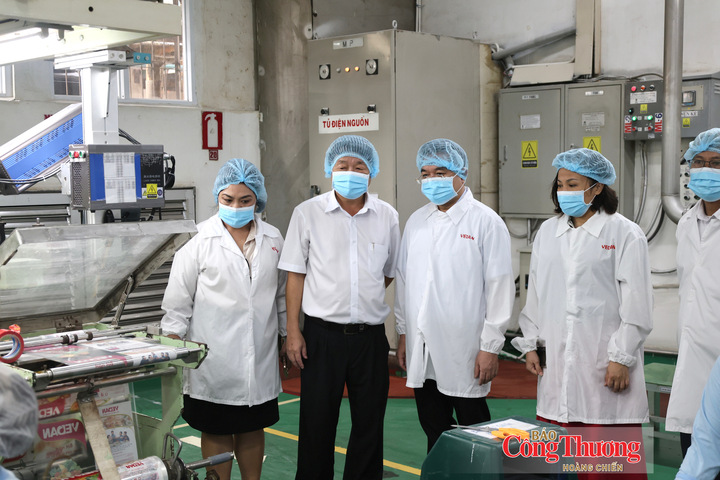 Đoàn công tác tham quan dây chuyền sản xuất tại Vedan Việt Nam.