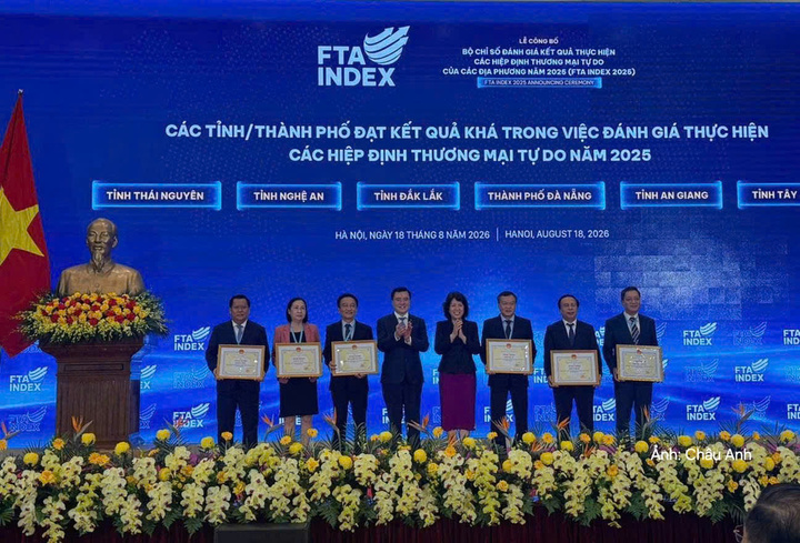 Ông Phạm Văn Hóa (thứ 2 từ phải sang), Giám đốc Sở Công Thương đại diện tỉnh Nghệ An nhận Bằng khen vì đã đạt kết quả “Khá” trong đánh giá thực hiện các Hiệp định thương mại tự do FTA Index năm 2025.
