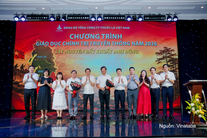 Tập thể lãnh đạo Tổng công ty tặng hoa tri ân đồng chí Nguyễn Duy Khánh, nguyên HĐTV và đồng chí Châu Tuấn, nguyên Phó Tổng Giám đốc.
