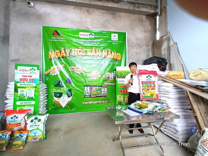 Supe Lâm Thao phối hợp với Công ty Cổ phần Tập đoàn Hoành Sơn tổ chức ngày hội bán hàng tại đại lý Dũng Hải tại xã Tân Mỹ, tỉnh Quảng Trị.