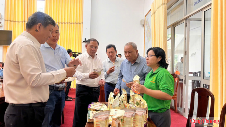 Đại biểu tham quan, kiểm tra thực tế sản phẩm OCOP, góp phần nâng chất lượng, mở rộng thị trường và gia tăng giá trị nông sản địa phương.