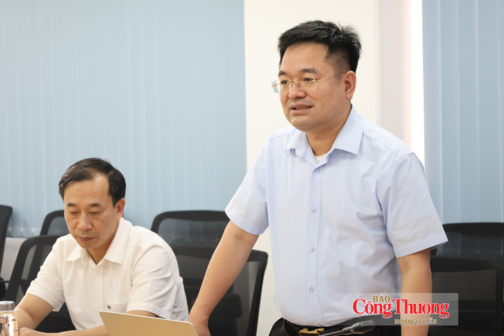 Tổng Biên tập Báo Công Thương Nguyễn Văn Minh, Phó Trưởng Ban Tổ chức, Phó Chủ tịch Hội đồng xét tặng Giải thưởng Công nghiệp, Thương mại, Dịch vụ Việt Nam năm 2026 phát biểu tại buổi làm việc.