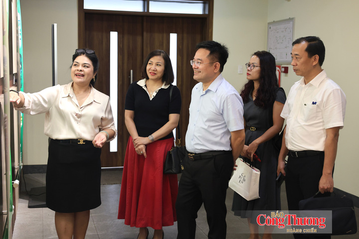 Đại diện Vedan Việt Nam giới thiệu với Đoàn thẩm định về quá trình phát triển của công ty.