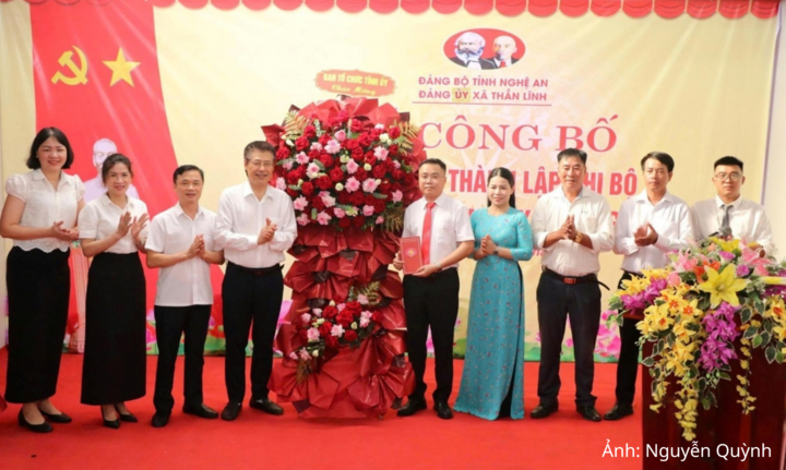 Ban Tổ chức Tỉnh uỷ Nghệ An tặng hoa chúc mừng thành lập Chi bộ cơ sở văn phòng Công ty TNHH Xây dựng Hoa Việt