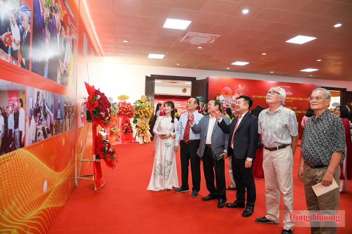 Tổng Biên tập Báo Công Thương Nguyễn Văn Minh cùng các nguyên lãnh đạo Báo Công Thương tham quan triển lãm Báo Công Thương qua các thời kỳ. Ảnh: Giang Nam