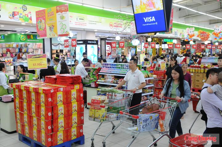 Bảo vệ quyền lợi người tiêu dùng cần bám sát những vấn đề phát sinh trong thực tế. Ảnh: Du Ca