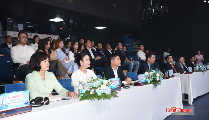 Đại biểu tham dự sự kiện.