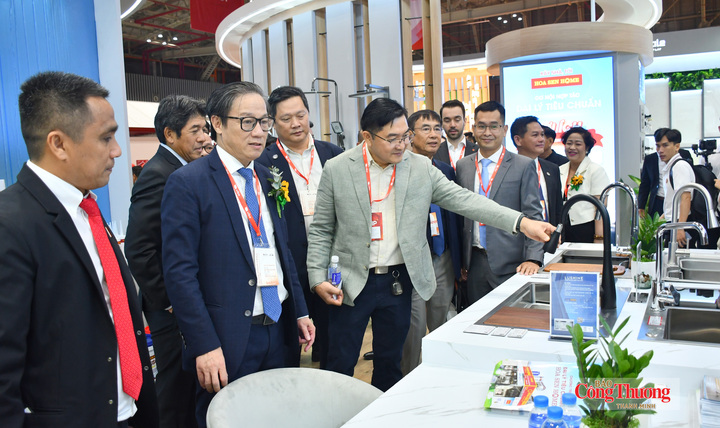 Đại biểu tham quan các gian hàng trưng bày, giới thiệu sản phẩm tại VIBE 2026.